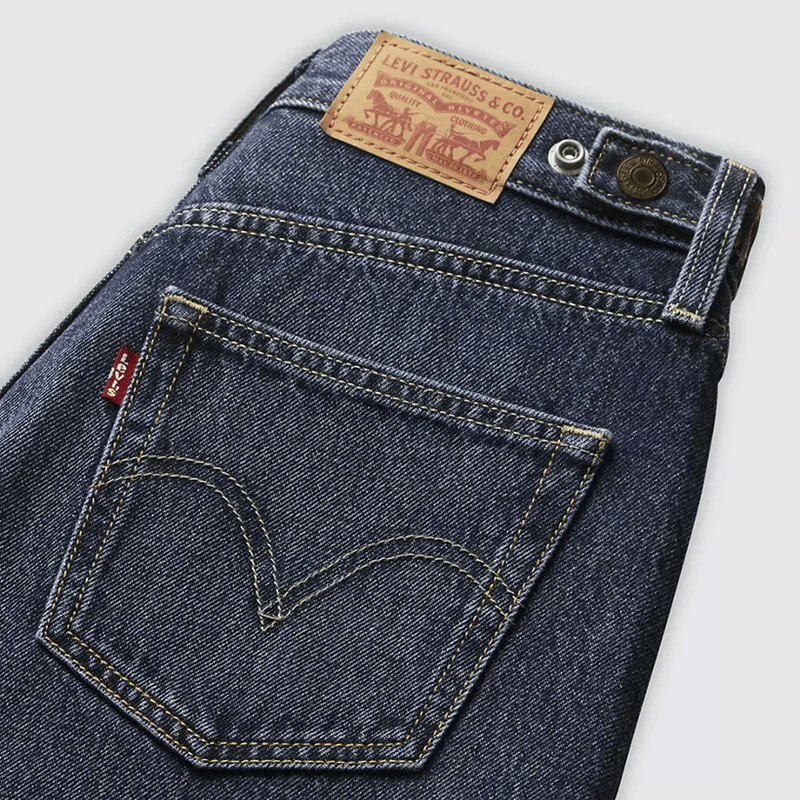 Load image into Gallery viewer, Levi's Women's Cinch Barrell Jeans
