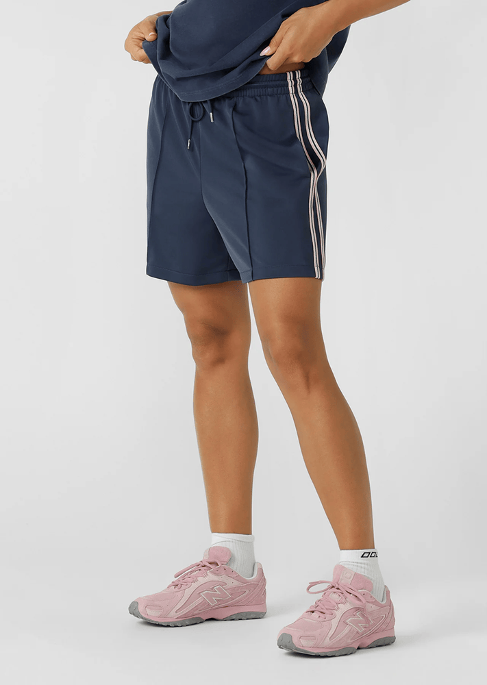 Load image into Gallery viewer, Lorna Jane Womens Retro Shine Longline Shorts
