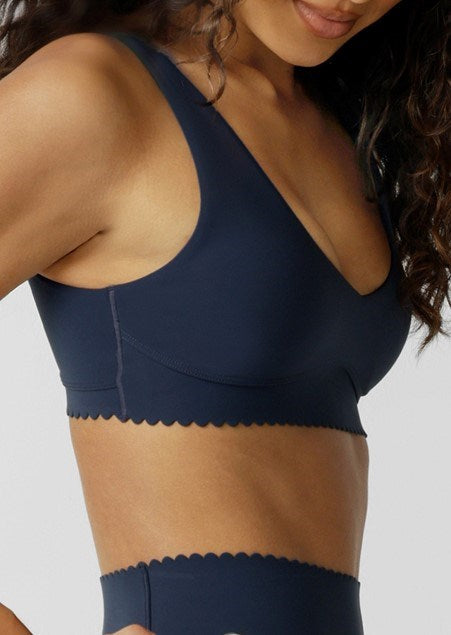 Load image into Gallery viewer, Lorna Jane Womens Sweet Scallop Edge Sports Bra - Platinum Navy
