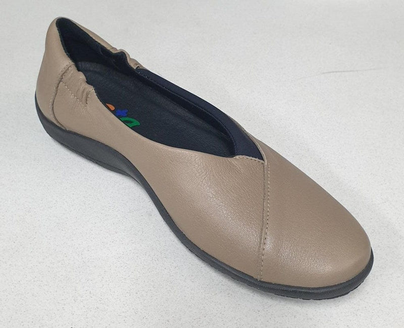 Load image into Gallery viewer, Zeta Womens Pleat Taupe Shoes
