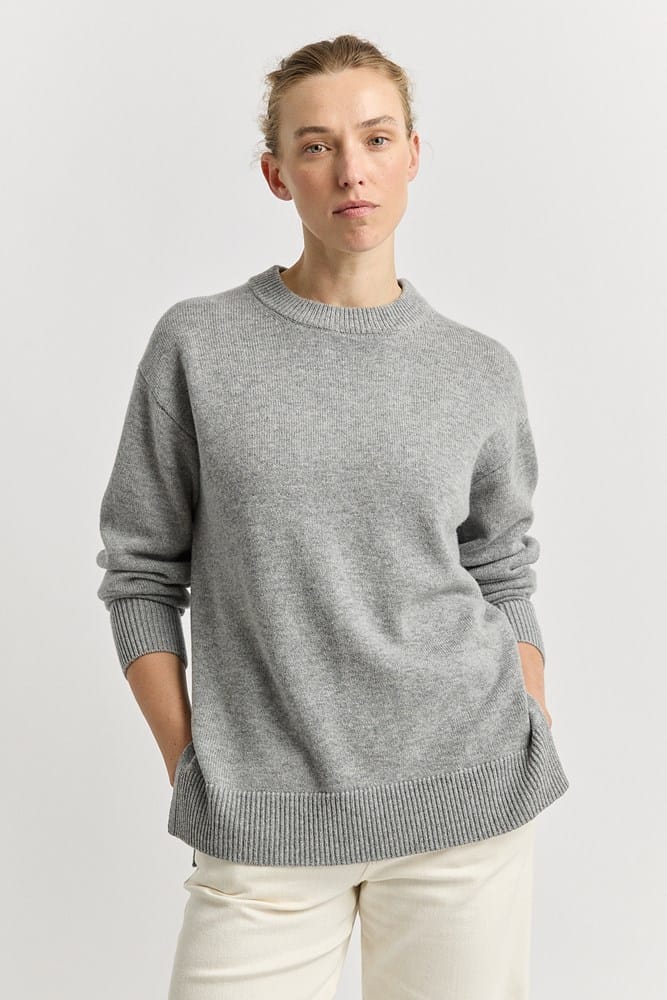 Load image into Gallery viewer, Toorallie Womens Relaxed Longline Crew - Light Ash
