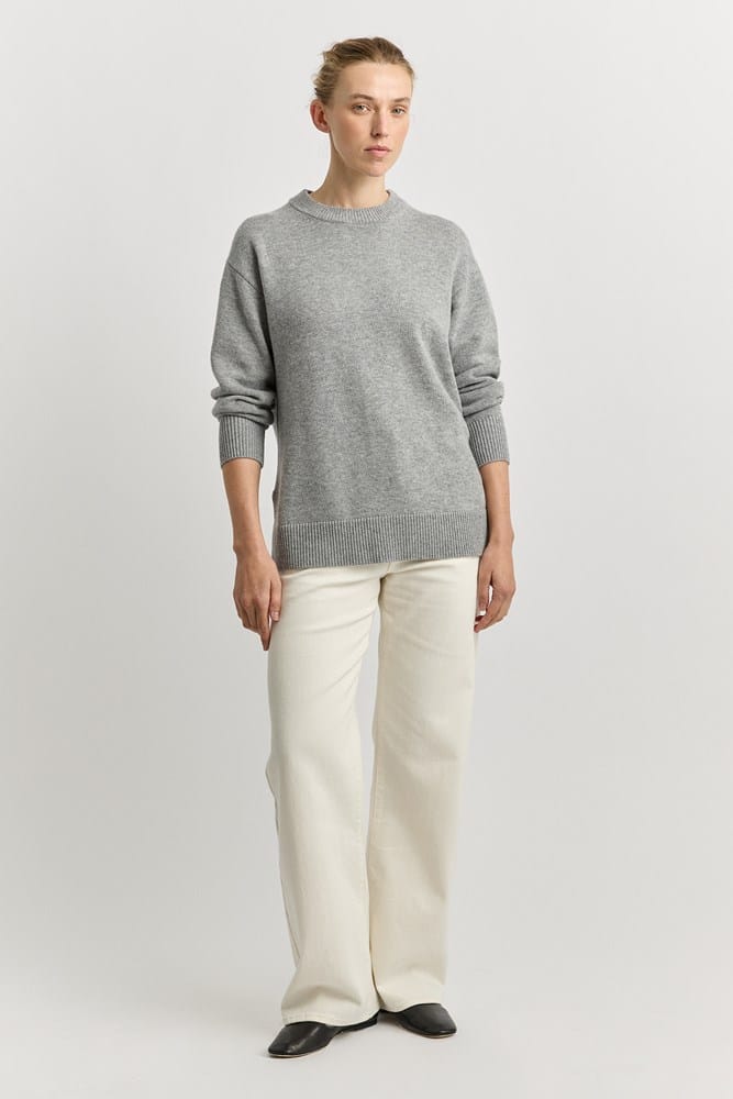 Load image into Gallery viewer, Toorallie Womens Relaxed Longline Crew - Light Ash
