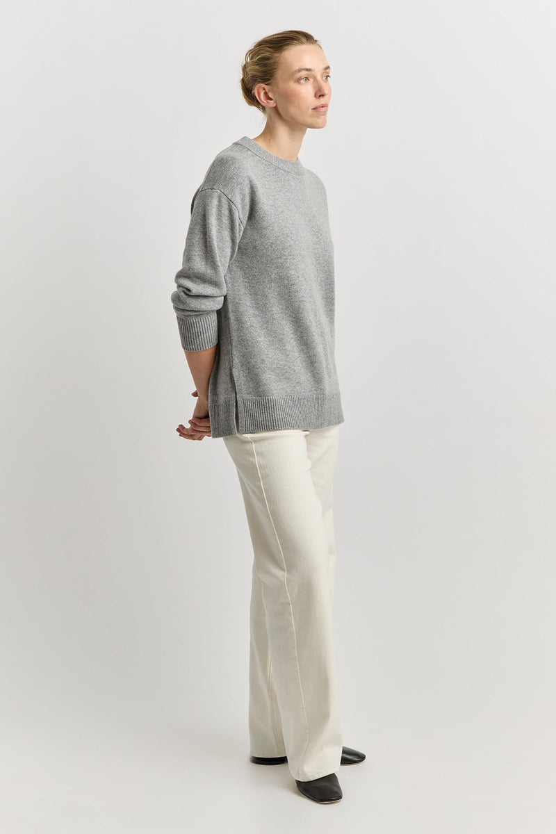 Load image into Gallery viewer, Toorallie Womens Relaxed Longline Crew - Light Ash
