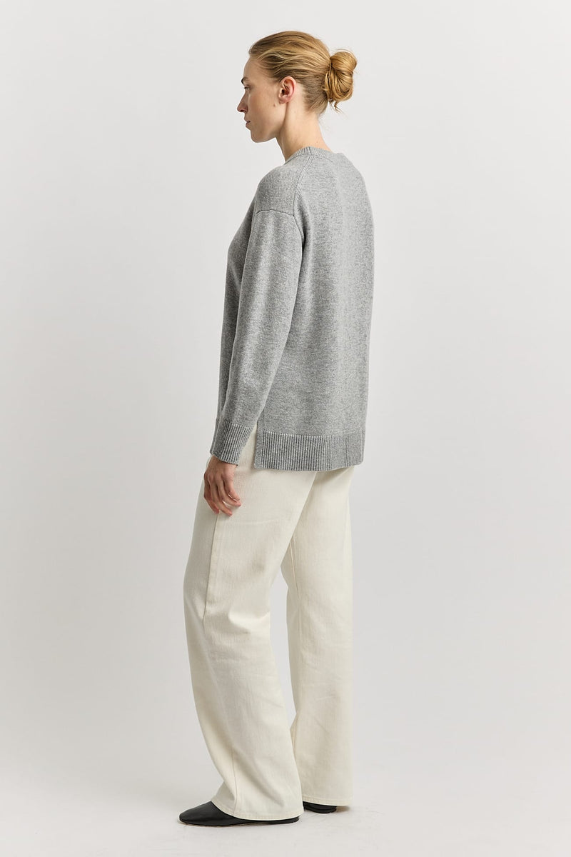 Load image into Gallery viewer, Toorallie Womens Relaxed Longline Crew - Light Ash
