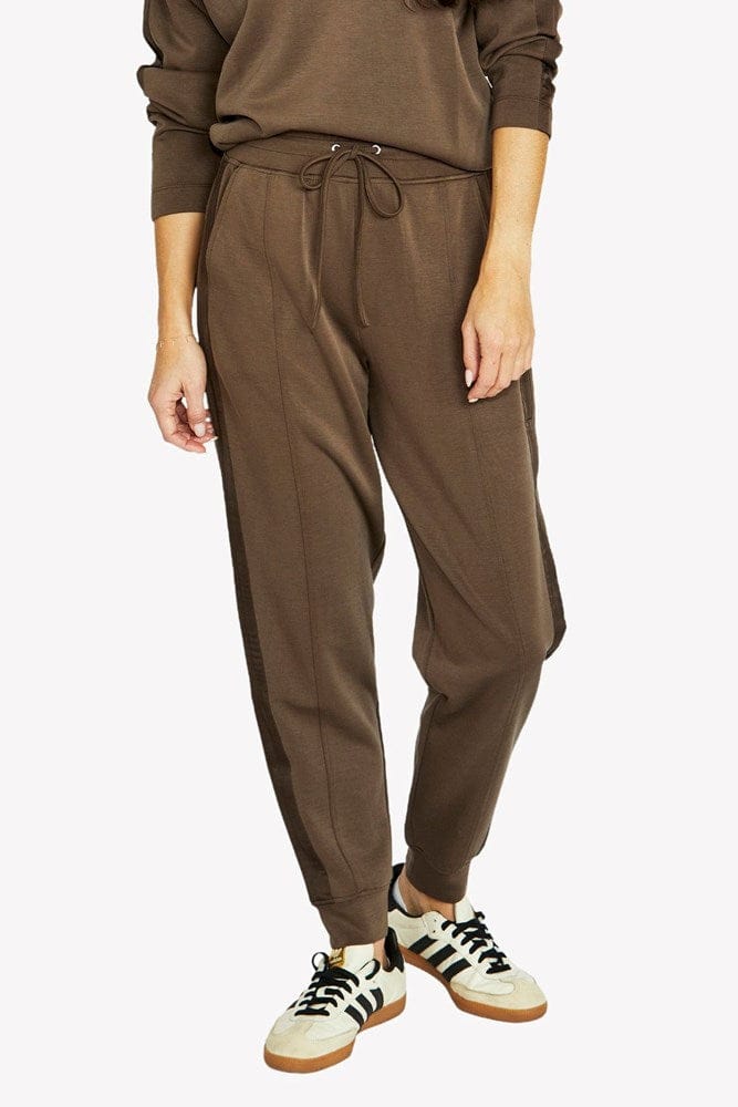 Load image into Gallery viewer, Jump Womens Satin Trim Lounge Pants - Cocoa
