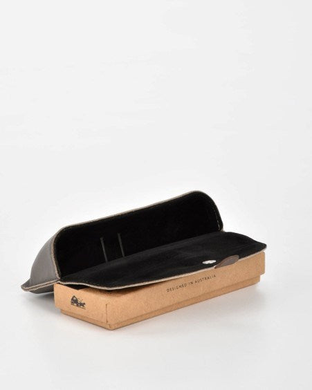 Load image into Gallery viewer, Cobb &amp; Co Mens Iris Anti-Theft Technology Leather Glasses Holder
