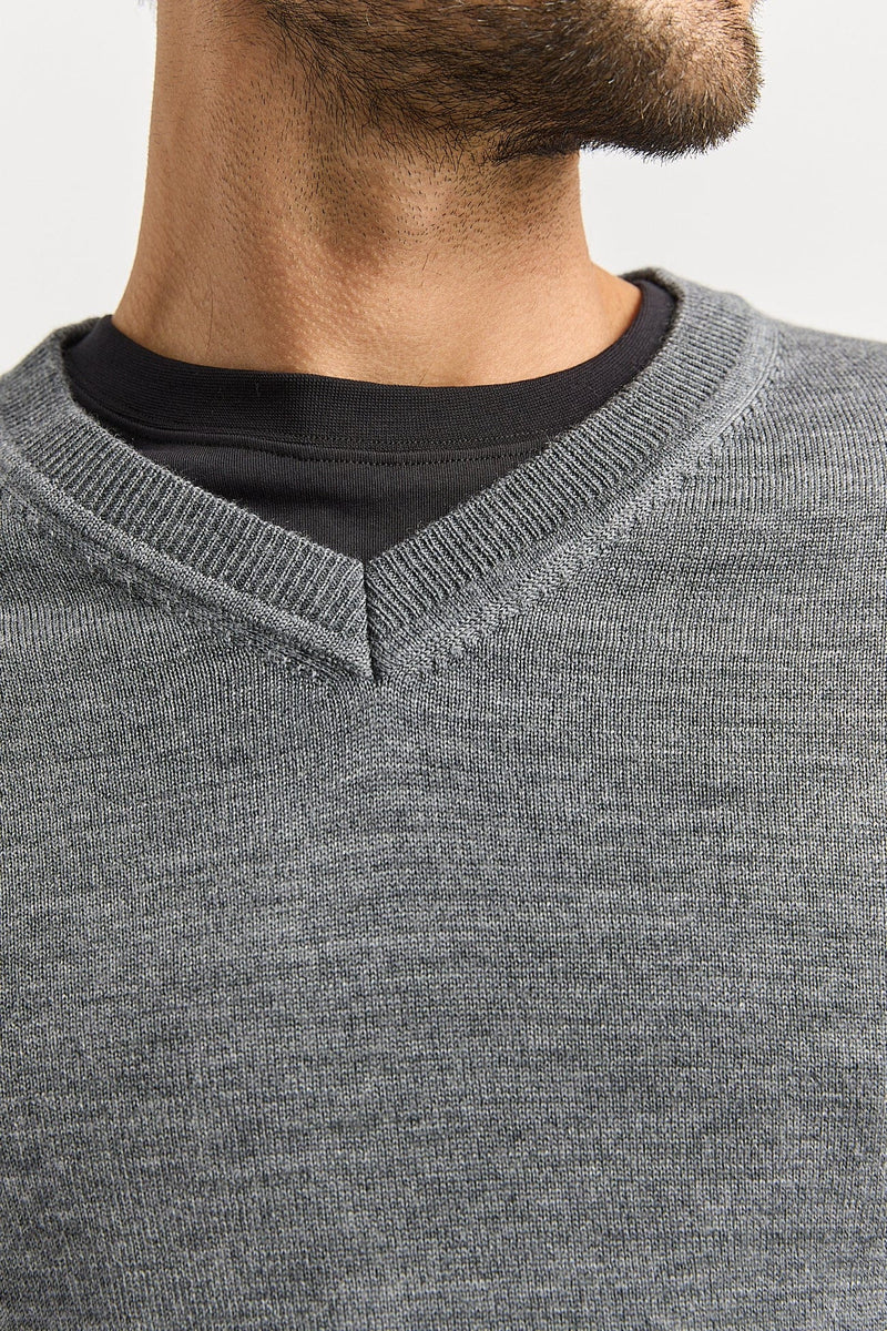 Load image into Gallery viewer, Toorallie Mens Fine V-Neck - Zinc
