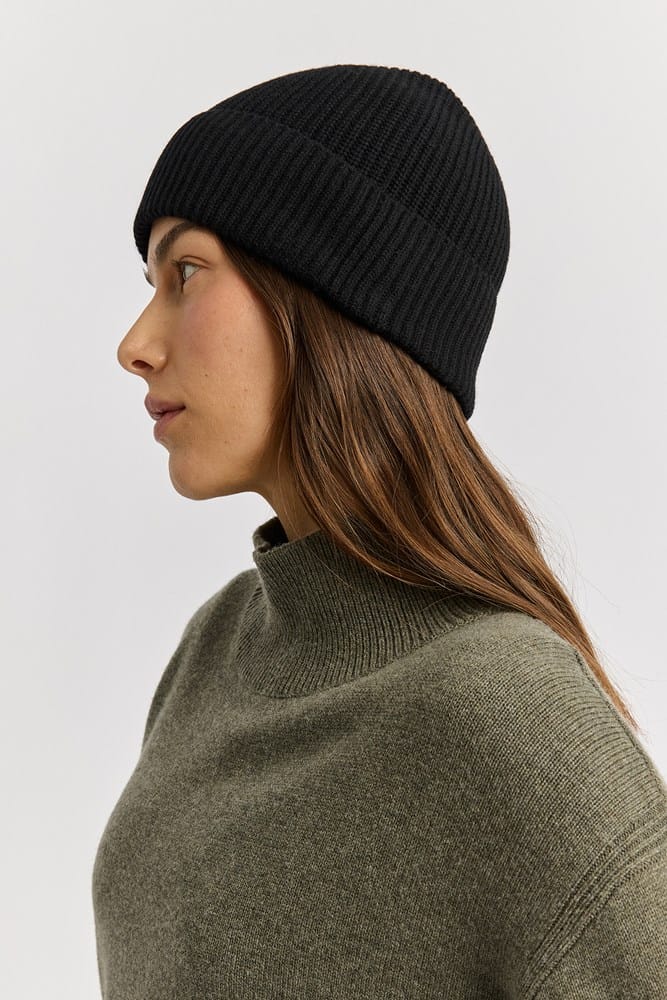 Load image into Gallery viewer, Toorallie Womens Fine Rib Beanie - Black
