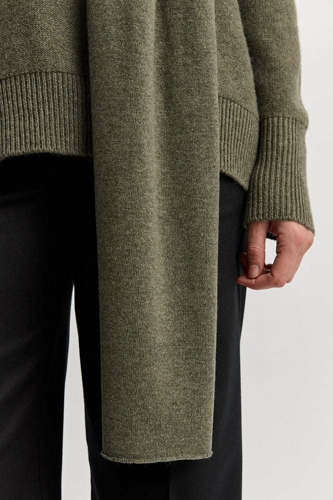 Load image into Gallery viewer, Toorallie Womens Extra Fine Merino Scarf - Kale

