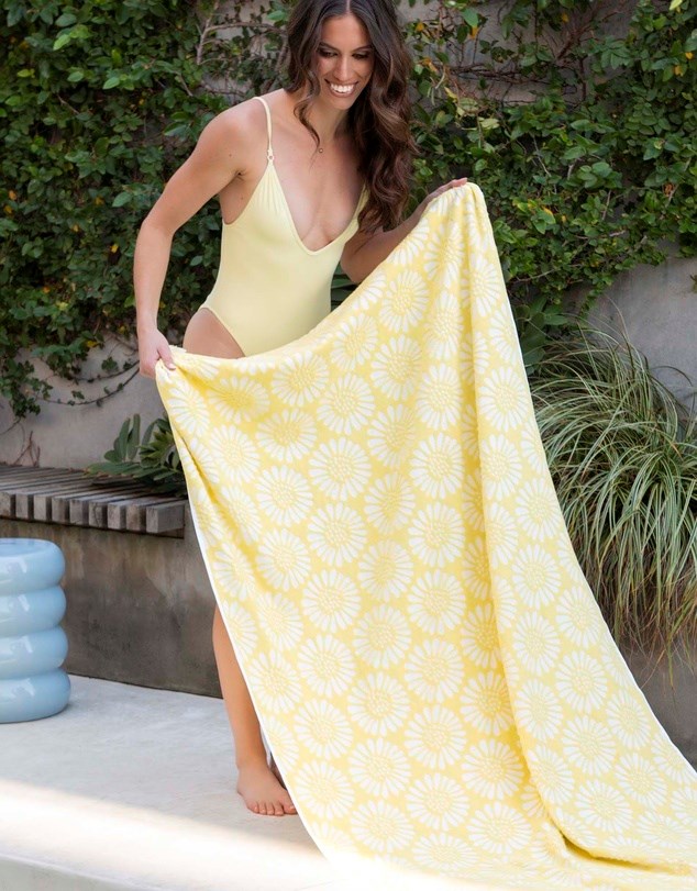 Load image into Gallery viewer, Bambury Daisy HiLo Beach Towel

