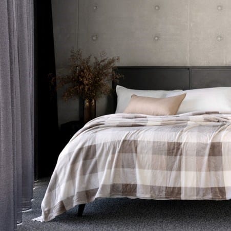 Load image into Gallery viewer, Bambury Charlie Ultraplush Blanket - Nougat
