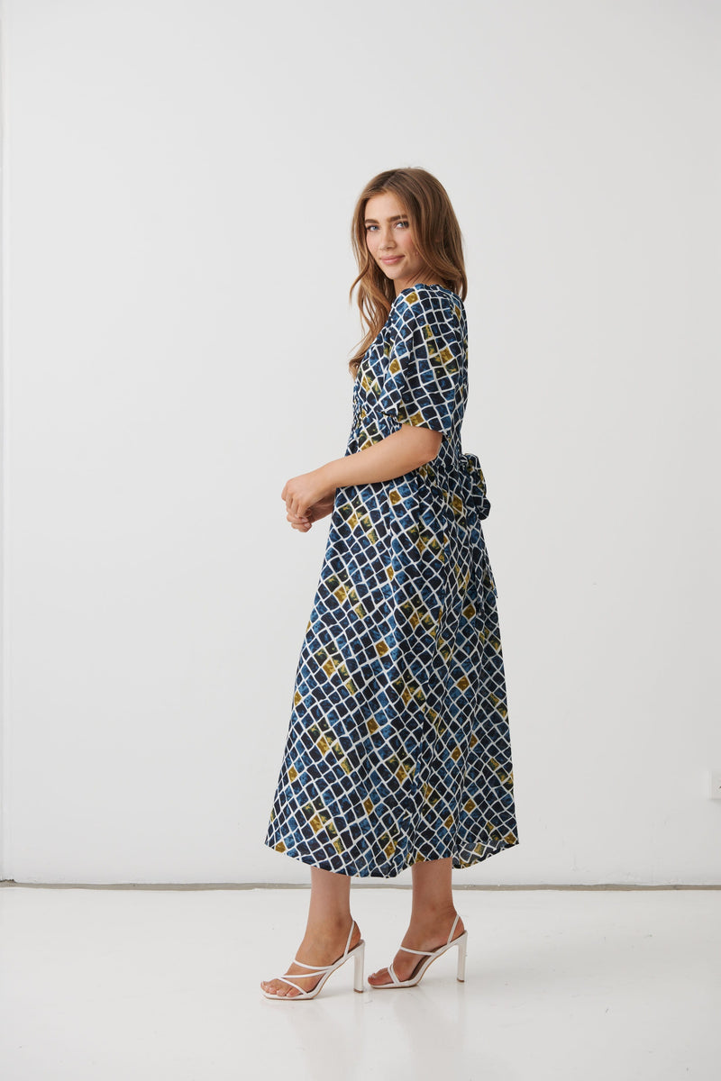 Load image into Gallery viewer, Holmes &amp; Fallon Womens Printed Dress with Diamond Smocking
