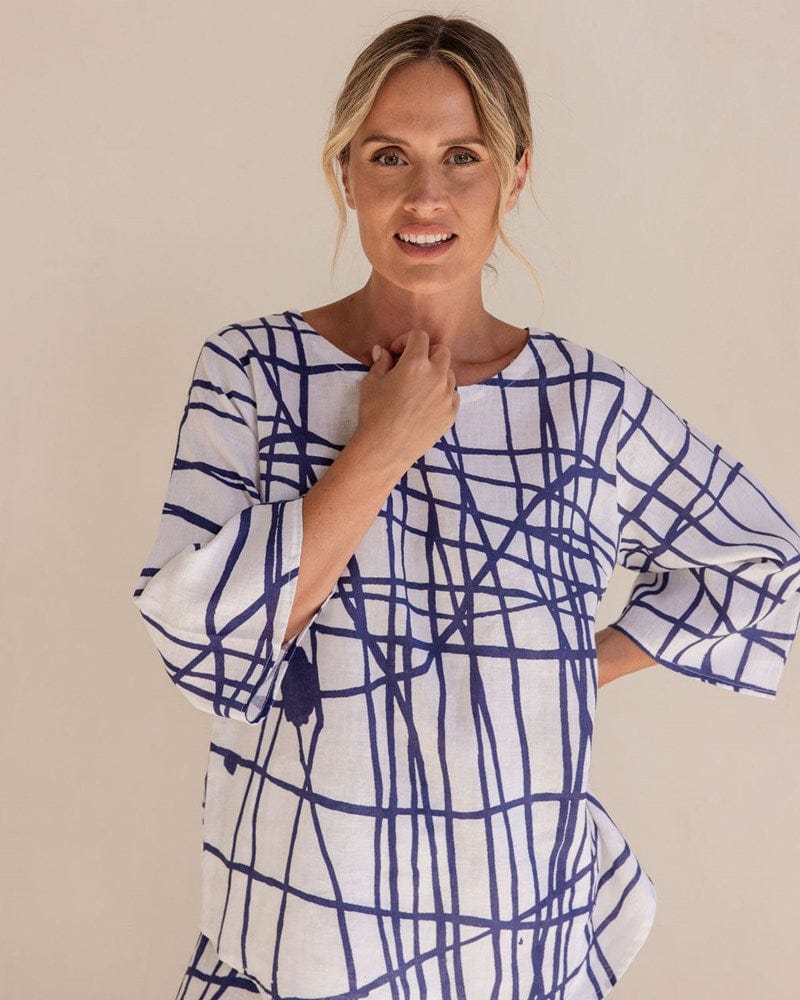 Load image into Gallery viewer, See Saw Womens Linen 3/4 Sleeve Curved Hem Top - Tokyo Streets
