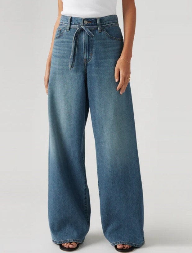 Load image into Gallery viewer, Levis Womens XL Straight Jeans
