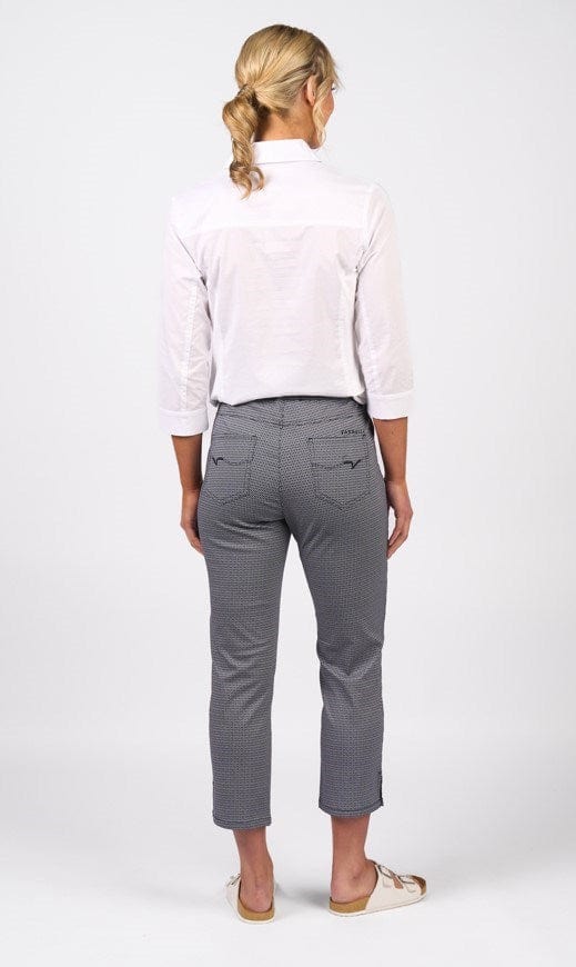 Load image into Gallery viewer, Vassalli Womens Slim Leg 7/8 Pull On Pant With Full Elastic Waistband
