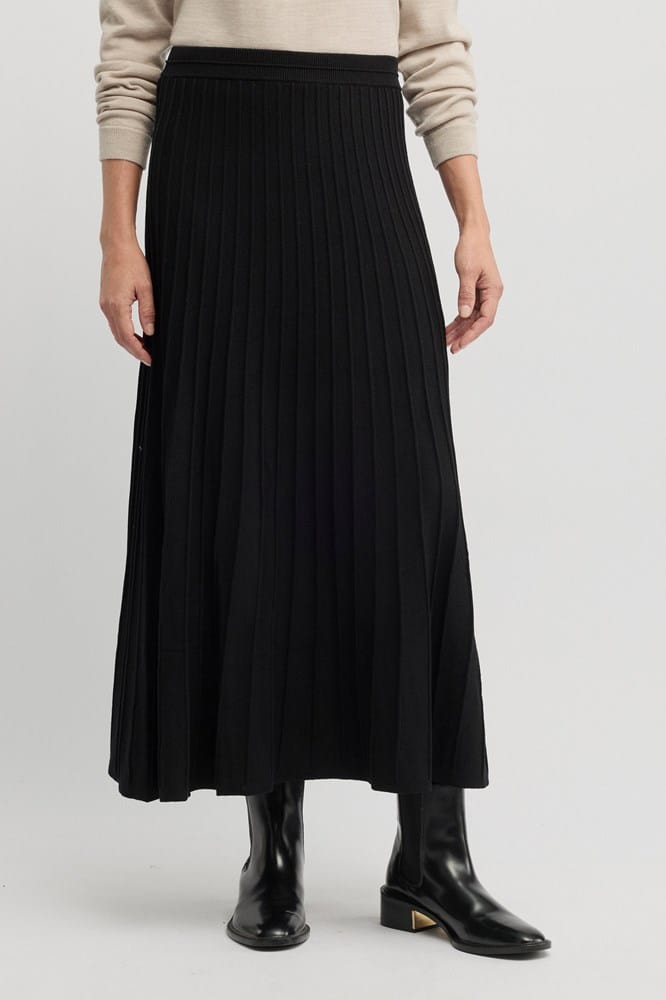 Load image into Gallery viewer, Yarra Trail Womens Cedar Skirt - Black
