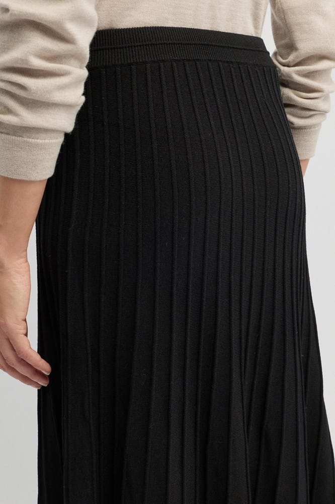 Load image into Gallery viewer, Yarra Trail Womens Cedar Skirt - Black
