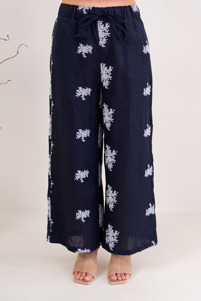 Load image into Gallery viewer, See Saw Womens Embroidered Drawstring 7/8 Pants
