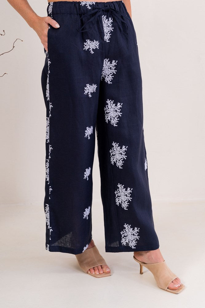 Load image into Gallery viewer, See Saw Womens Embroidered Drawstring 7/8 Pants
