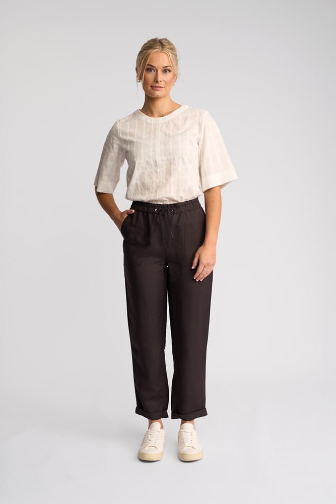 Load image into Gallery viewer, Vassalli Womens Slim Leg Oxford Pant
