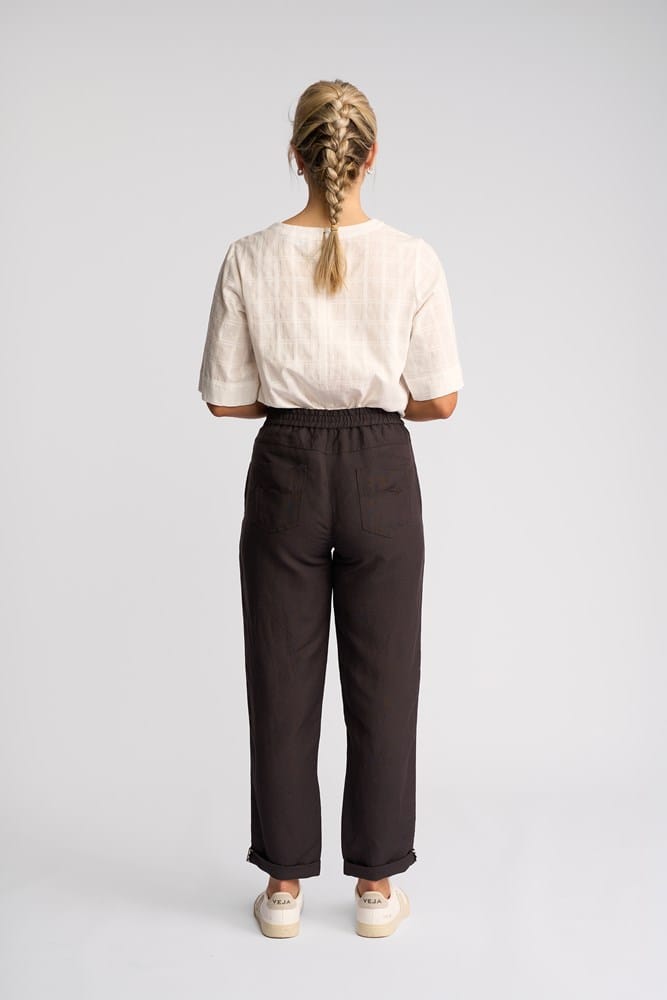 Load image into Gallery viewer, Vassalli Womens Slim Leg Oxford Pant

