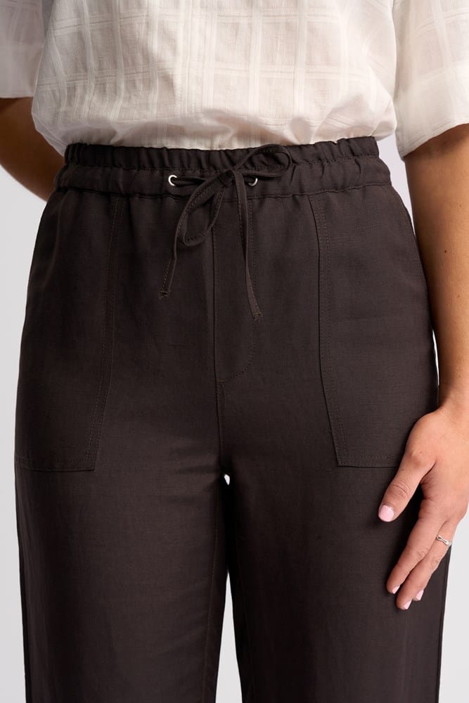 Load image into Gallery viewer, Vassalli Womens Slim Leg Oxford Pant
