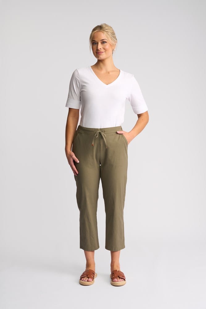 Load image into Gallery viewer, Vassalli Womens Henley 7/8 Pant
