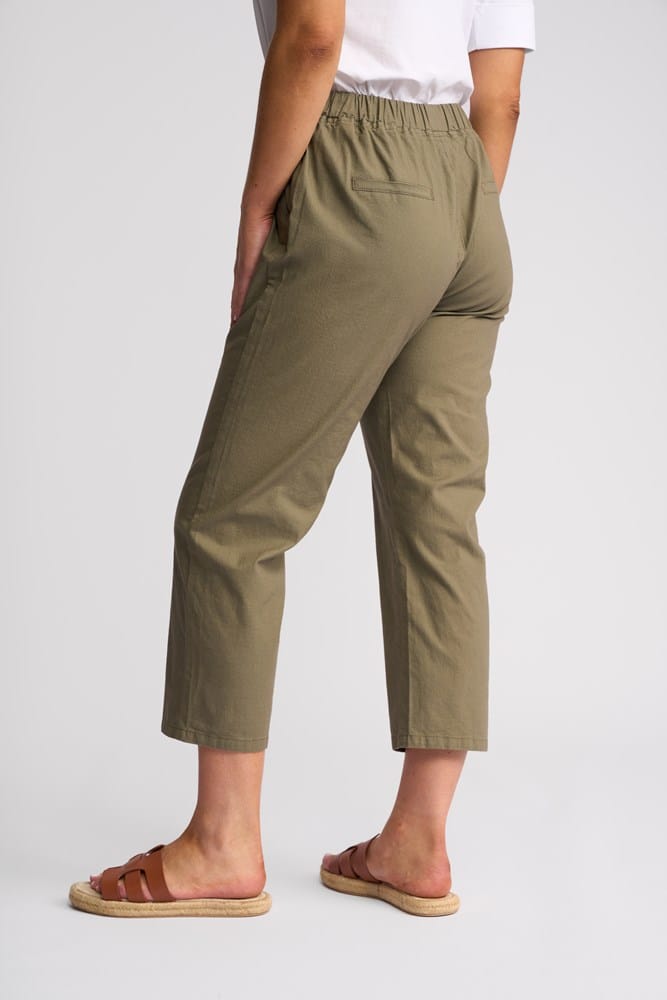 Load image into Gallery viewer, Vassalli Womens Henley 7/8 Pant

