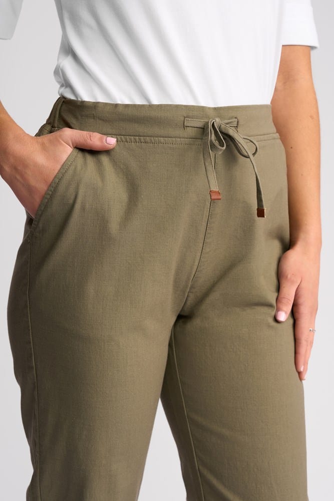 Load image into Gallery viewer, Vassalli Womens Henley 7/8 Pant
